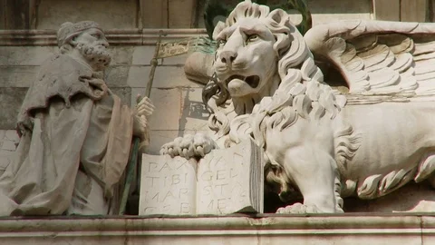 Zoom from close up of St Marks Lion on the Gothic architecture of the facade  스톡 동영상 83392431