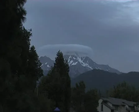 Zoom in to the cloudy Mountain Stockbeeldmateriaal 12688623