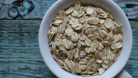 Zoom on cup of rolled oats 스톡 동영상 152564153