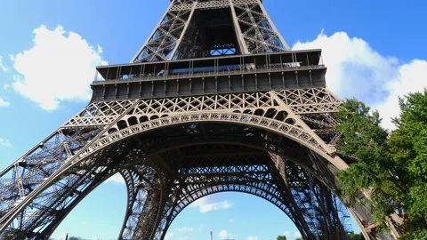 Zoom details of the Eiffel tower with clouds on a sunny day. Vidéo 123403795