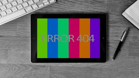 Zoom on ERROR 404 message on a tablet screen, tv no signal patterns, tv static Stockbeeldmateriaal 119293798