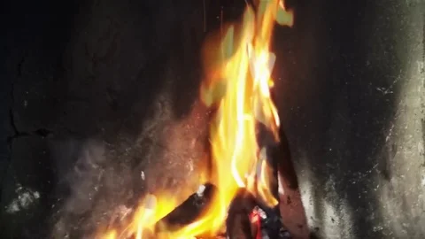 Zoom In on fire Video stock 84720372