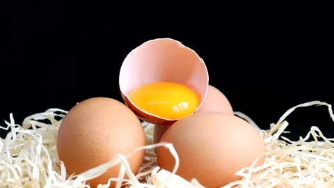 Zoom in of fresh and raw eggs on a bed of straw Stock Footage 184435721