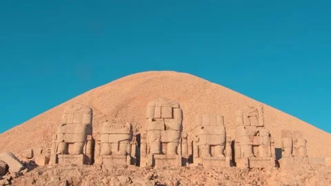 Zoom in front view Statues wit heads on top of the Nemrut Mountain in Adiya.. 스톡 동영상 229639391
