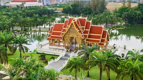  Zoom in high angle timelapse of Thai Pavilion on side of lake on rainy day Video stock 111166186
