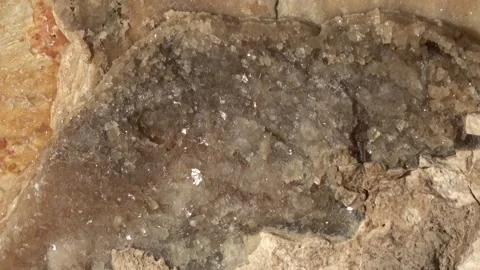 Zoom in Macro shot of grey calcite crystals embedded in limestone rock fissu Stockbeeldmateriaal 344971797