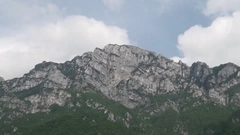 Zoom in on mountain Video stock 131052082