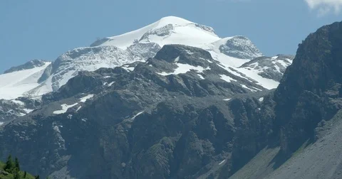 Zoom into a mountain glacier. Vídeo Stock 78033652
