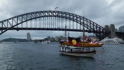 Zoom out Aboriginal flag on boat and Sydney Harbour  Bridge 4K Stock Footage 330583598