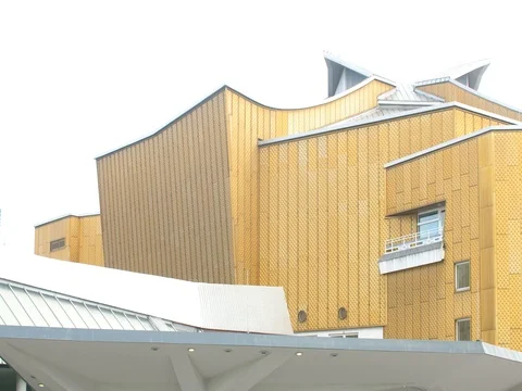 Zoom out and tilt of the Berliner Philharmonie 動画素材 80446433