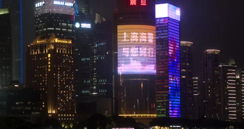 Zoom out of Aurora building LED screen and Pudong skyline in SHANGHAI China 库存影片 344913957