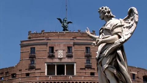 A zoom out of Castle Sant Angelo and the statues. 스톡 동영상 101962159
