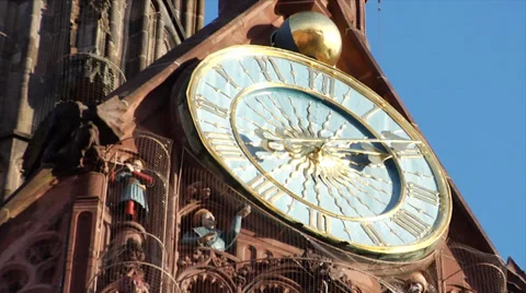 Zoom out from the clock tower of the Nuremberg cathedral 스톡 동영상 39803823