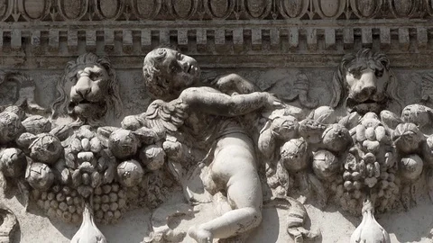 Zoom out Close up of the Renaissance architecture of The Biblioteca Nazionale Vidéo 83357830