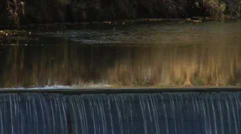 ZOOM OUT FROM COVERED BRIDGE MILL IN FALL Vídeos de archivo 1035438