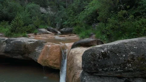 Zoom out de dron en bonito rio rodeado de bosque 動画素材 134642010