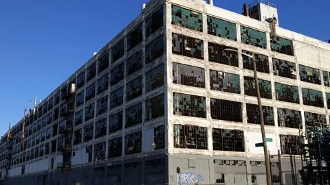Zoom out of decayed ruins of abandoned Fisher Body Plant 21 in Detroit Vídeo Stock 132933497