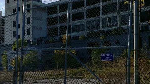 Zoom out of decayed ruins of abandoned Fisher Body Plant 21 on Hastings Avenue 库存影片 133143817