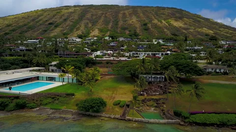 Zoom out drone shot from small village to ocean in Hawaii. Vidéo 147234246