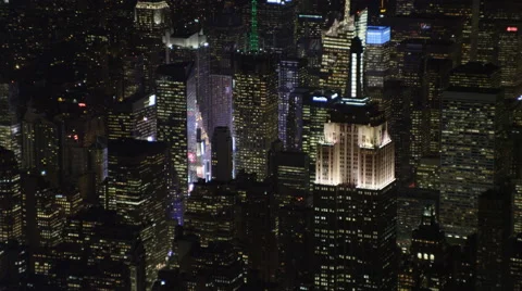 Zoom-out on Empire State Building and Midtown Manhattan at night. Shot in Stock Footage 59171116