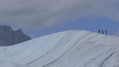 Zoom Out Hikers Walking Root Glacier Ridgeline Wrangell St. Elias Alaska 스톡 동영상 121540242
