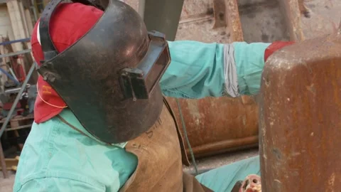 Zoom out of a man welding Stock Footage 312400412