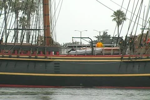 Zoom out from medium shot of HMS Bounty starboard 库存影片 12446899