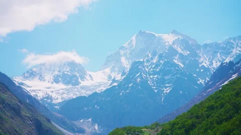 Zoom Out from Nanda Devi Peaks Himalayan Mountain range 4K Vídeo Stock 277268701