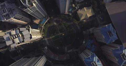 Zoom out orbiting aerial flight over roundabout intersection in urban area. Vídeo Stock 130199184