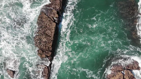 Zoom out over rocks in the ocean 動画素材 126692384