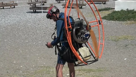 Zoom out pilot testing the engine of his powered flying apparatus on the bea Video stock 142989444