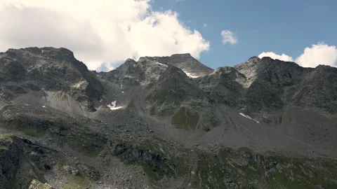 Zoom out from Pizzo Tambo in Val Loga - Italian Alps Vidéo 256147630