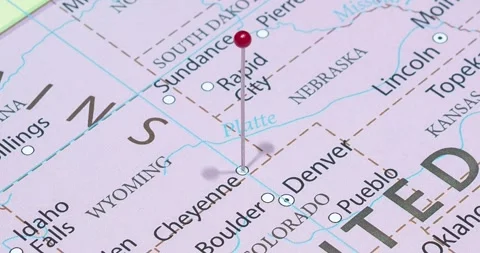 A zoom out of a red pin into a Cheyenne city of The United States of America 스톡 동영상 323773078