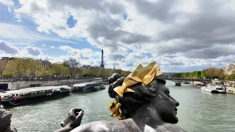 Zoom-Out Reveal of Eiffel Tower from Pont Alexandre III Sculpture Vídeos de archivo 332602140