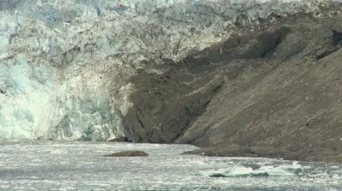 Zoom out from right side of glacier moraine to full glacier panorama Vídeo Stock 59999856