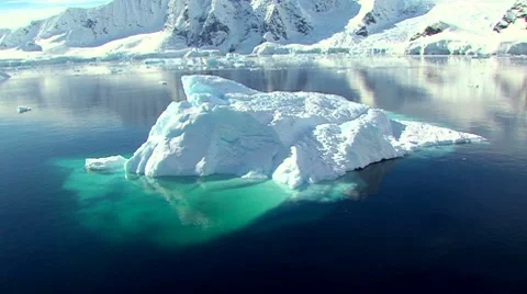 Zoom out of small iceberg 库存影片 8553525