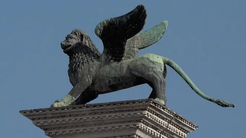 Zoom out from statue of the Lion of Saint Mark on its column in St Marks Square Stock Footage 83361913