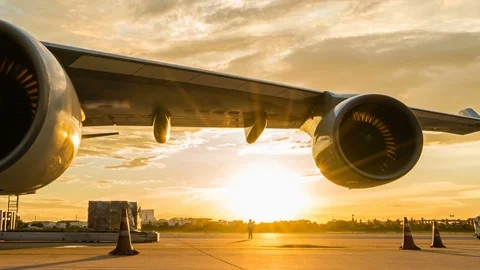 Zoom out time lapse cargo aircraft loading with sunset sky Video stock 95073172