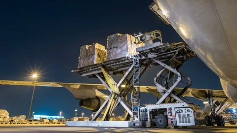 Zoom out time lapse cargo aircraft loading Video stock 98309985
