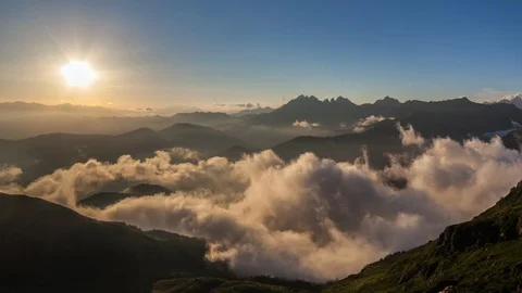 Zoom out time lapse of clouds in mountain valley at the sunset 스톡 동영상 91643818