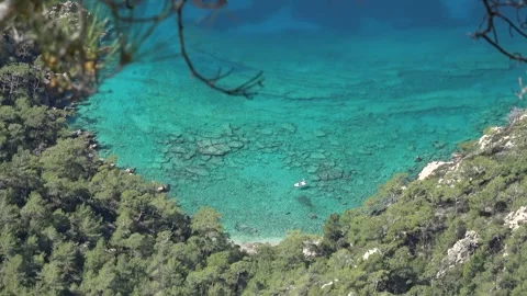 Zoom out a tiny boat in turquoise waters high-angle viewed from above 库存影片 333464762