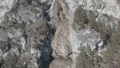 Zoom-out of a waterfall, captured in D-Cinelike for post-production flexibility 動画素材 301601983