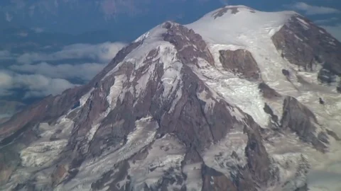 Zoom-Out: Wing and Rainier Video stock 92632149