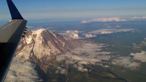 Zoom-Out: Wing and Rainier Video stock 92632930