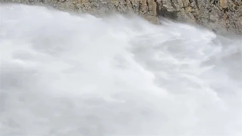 Zoom over atomized water falling strongly by a spillway. 動画素材 82843852