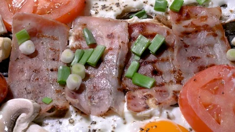 Zoom in over bacon with eggs and vegetables Stock-Footage 88259460