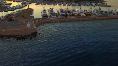 	Zoom in of sculpture at harbour Stock Footage 89507751