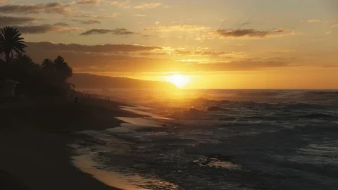Zoom in on a setting sun at sunset beach in hawaii Stock Footage 85588377