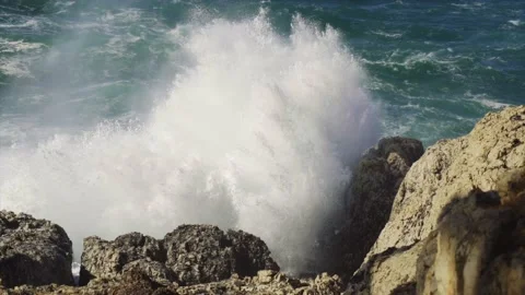 Zoom shot of big wave hitting limestone coast Stock Footage 168777672