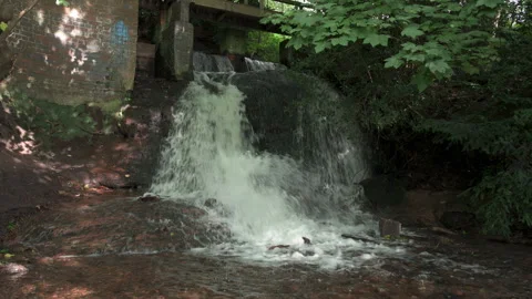 Zoom in shot of Horns Pool waterfall at Slitting Mill, Rugeley on the Herit.. 스톡 동영상 283118570